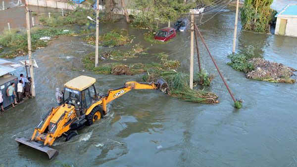 Hulimavu bund breach: 1,000 families hit, vehicles swept away