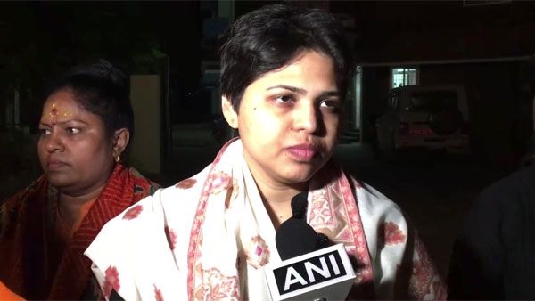 After a 12 hour long standoff Trupti Desai cancels plan to visit Sabarimala