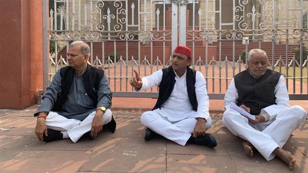 Unnao incident: Akhilesh Yadav sits on dharna, Priyanka Gandhi visits rape victim's family