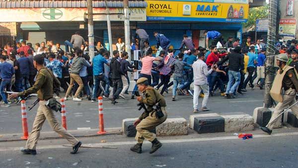 Citizenship bill protest: Cops use tear gas, lathicharge Jamia students