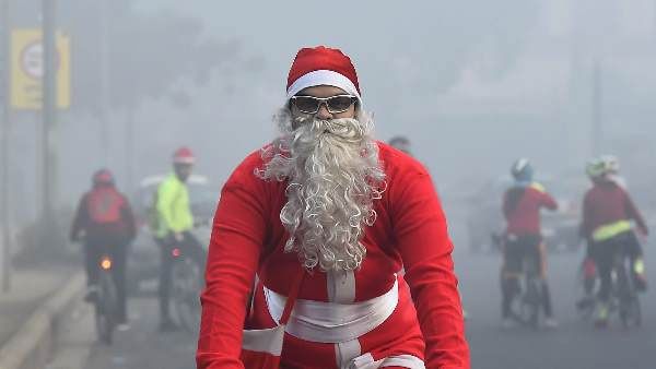 Wishing 'Merry Christmas' white-bearded bank robber throws stolen cash at passers-by