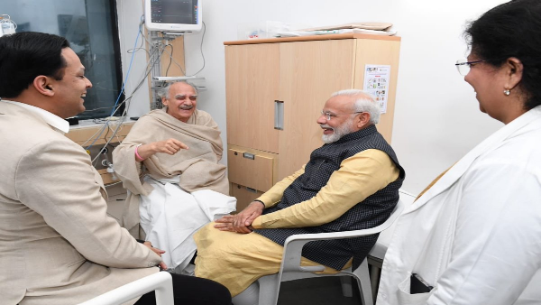 PM Modi meets Arun Shourie at Pune hospital, enquires about his health