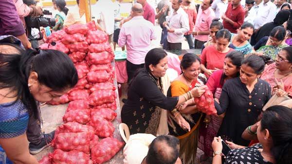 An offer you can’t refuse: Buy clothes for Rs 1,000, get 1 kg onions free