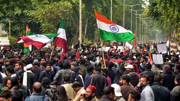 Hundreds of AMU students block highway, demand release of arrested student