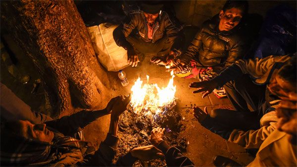 Delhi-NCR records minimum temp at 5.7 degree Celsius; 21 trains delayed