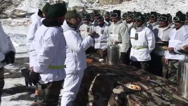 Army Chief Naravne makes first visit to Siachen after assuming office