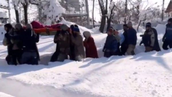 For 4 hours, hero jawans carry pregnant woman in waist-deep snow; she later gives birth