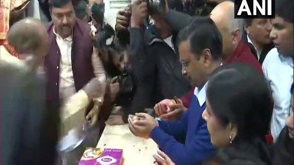 Arvind Kejriwal offers prayer at Hanuman Temple after AAP's victory