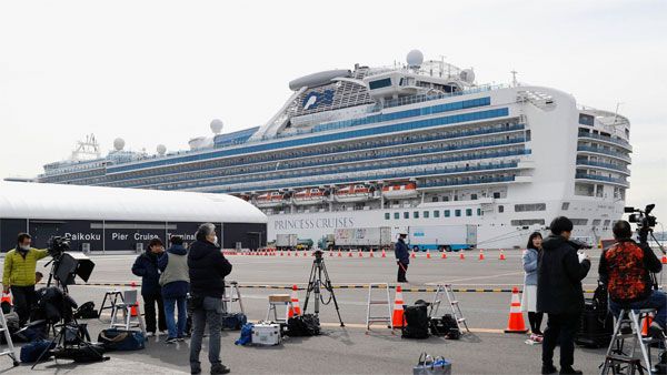 Love boat: Passengers celebrate Valentine's Day on quarantined Diamond Princess cruise