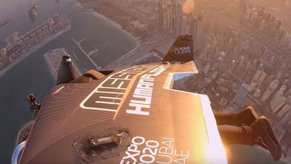 This video shows jetpack pilot flying like real-life Iron Man above Dubai skyline at 150mph