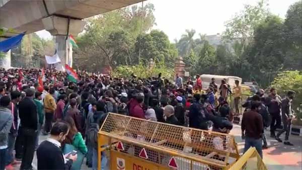Aeen ke dum pe march karenge: Despite police warning, Jamia protesters hold their ground
