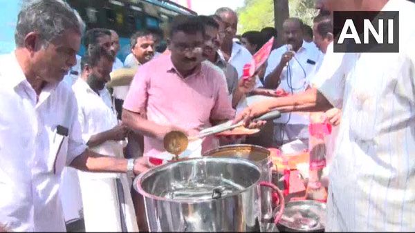 Kerala Congress leaders serve beef curry, bread outside police station in Kozhikode