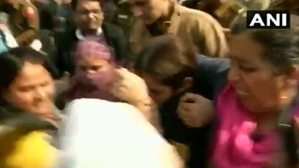 Burqa-clad woman takes videos in Shaheen Bagh; creates suspicion