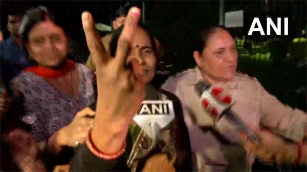 Nirbhaya case: Asha Devi shows victory sign