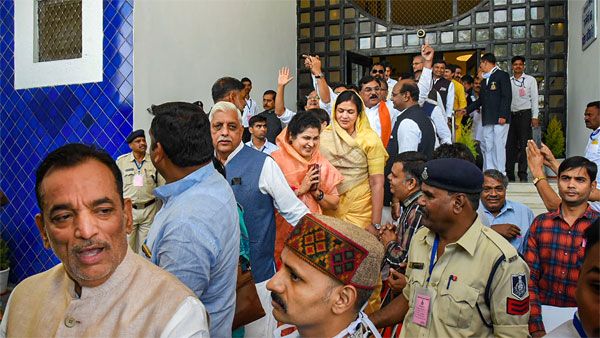 MP crisis: 106 BJP MLAs reach Guv's residence, demand floor test