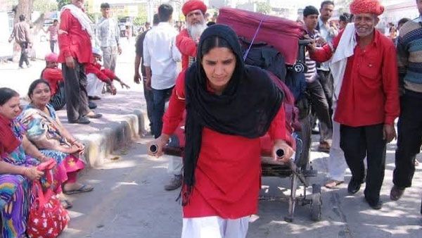 Twitterati schools Indian Railways for calling women porters as 'coolies'