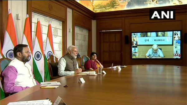 PM urges media to act as link between government and people