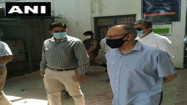 Delhi LG conducts surprise inspection at migrant shelter home