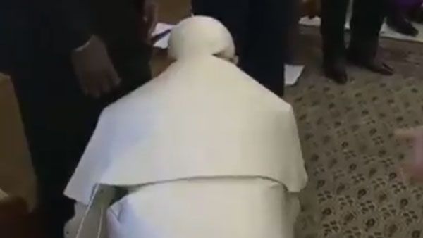 False: Pope is not killing feet of black people asking for forgiveness due to coronavirus