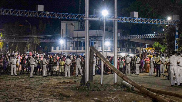 Kolkata: People force authorities to cremate coronavirus patient's body in non-designated ghat