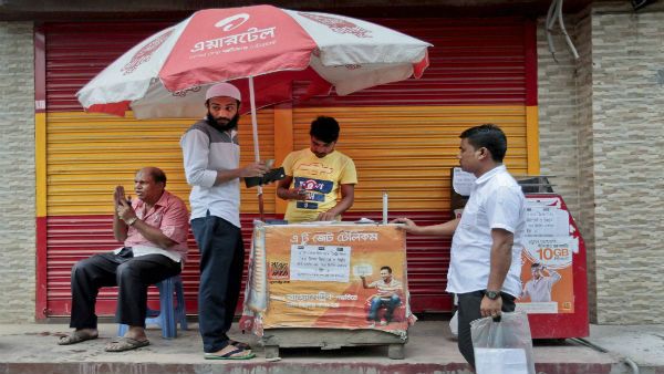 MHA clarifies pre-paid mobile recharge utilities, food processing units exempt from lockdown