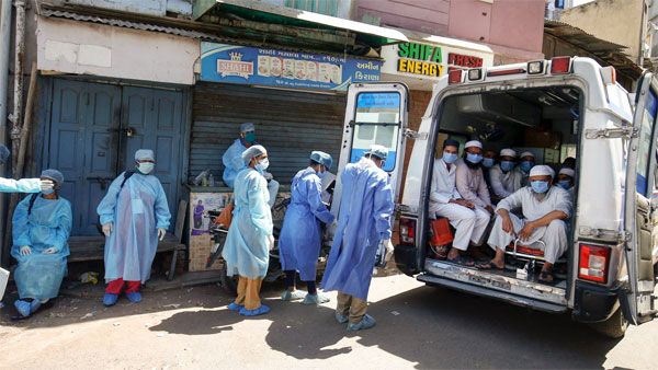 Coronavirus outbreak: Authorities toss water, biscuits outside Agra Quarantine Centre, watch video