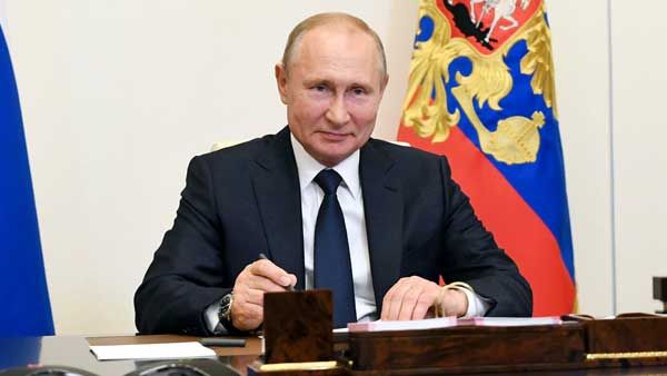 Vladimir Putin backs postponing WWII commemoration