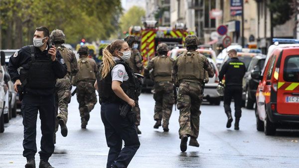 4 injured in Paris knife attack, suspect arrested