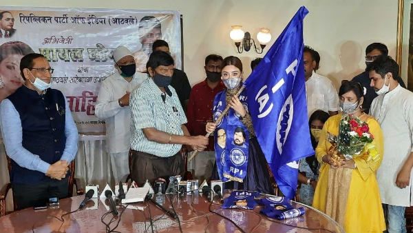 Actor Payal Ghosh, who accused Kashyap of rape joins Athawale's party
