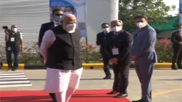 Fake: PM Modi did not arrive in Zydus Cadila chairman’s car for Changodar visit 