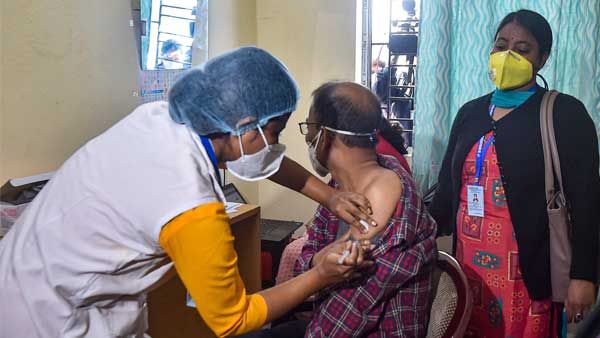 Fake: Drug Authority of India is not asking senior citizens their details on COVID-19 vaccine