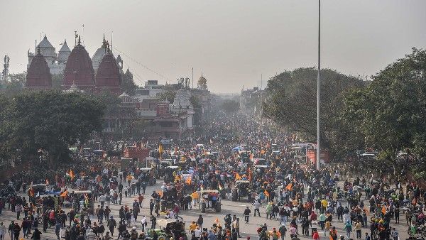 Wife, brother of UP farmer who died in Delhi booked for draping body in Tricolour