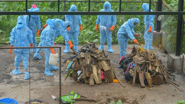 In Delhi, police step up to cremate elderly and those who lived alone