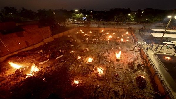 Delhi: SDMC increases daily cremation capacity from 289 to 365 amid surge in COVID deaths