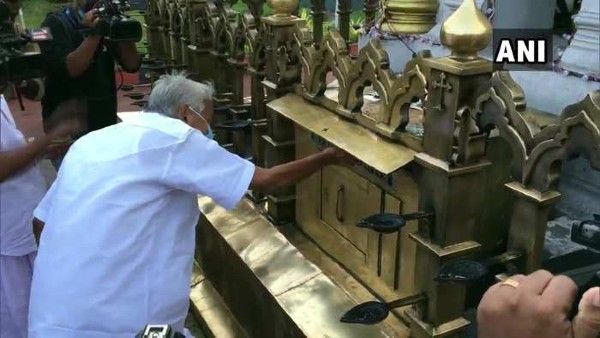 Kerala: Oommen Chandy offers prayers at Puthuppally Church, confident of returning to power
