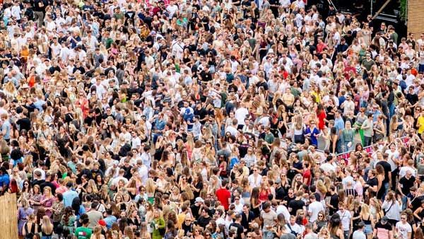 Dutch PM apologizes for easing COVID measures too soon