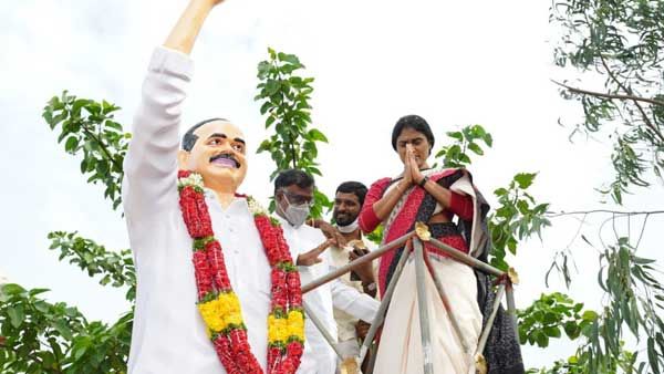 Andhra Pradesh CM Jaganmohan Reddy's sister YS Sharmila to launch new political party today