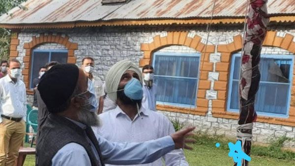 Slain Hizbul Mujahideen terrorist Burhan Wani's father hoists national flag in Pulwama