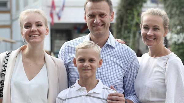 Navalny's wife brings borscht on prison visit