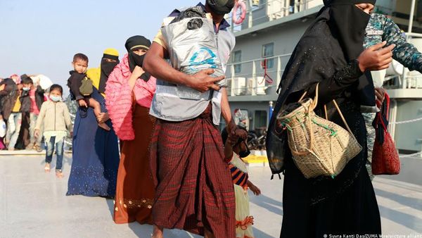 Dozens missing after Rohingya refugee boat capsizes