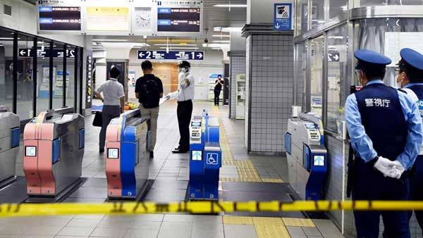 Man wielding knife injures 10 on Tokyo train