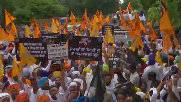 Akali Dal defies section 144, goes on 'Black Friday' protest march against farm laws, traffic affected