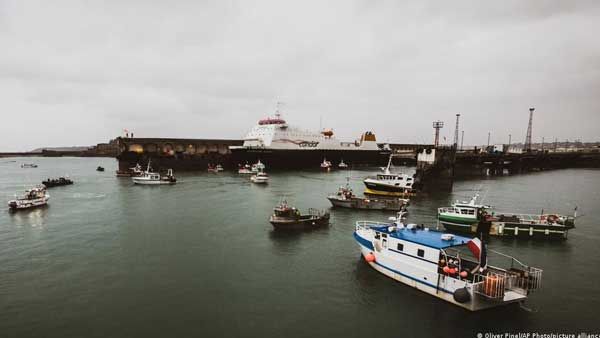 France seizes UK trawler amid fishing rights row