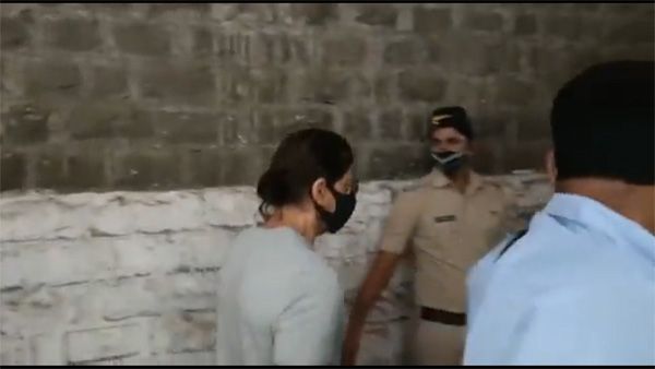 Shahrukh Khan meets with Aryan Khan at Arthur Road jail for 20 minutes