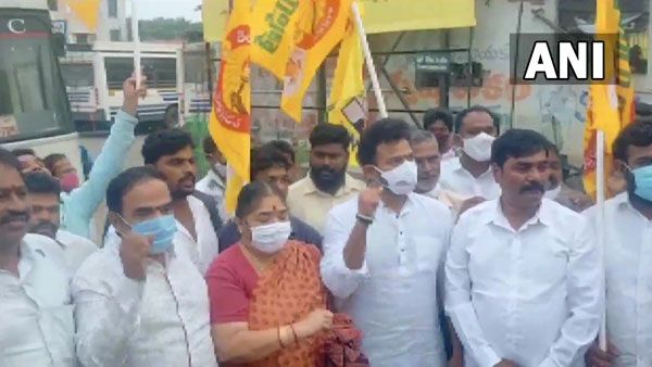 Andhra Pradesh bandh: Protesting TDP workers detained in Vijayawada