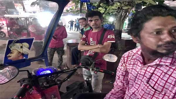 This e-rickshaw driver in Bengal gives a free ride if you answer his GK questions