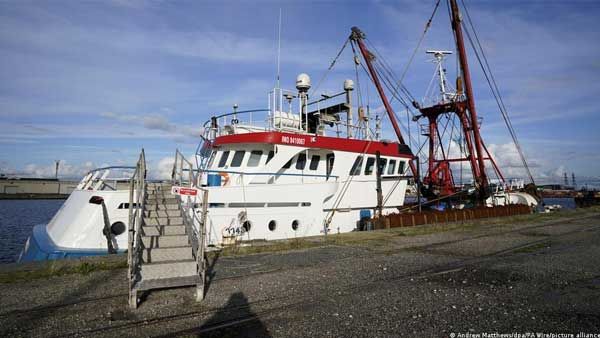 Held British trawler sails free from French port