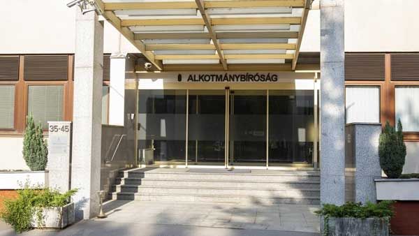 Hungarian judges rule on refugee deportations