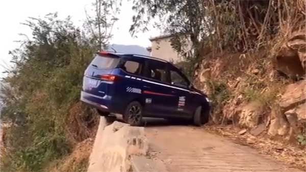 Fact check: Who made this awesome U-turn on a very narrow cliff