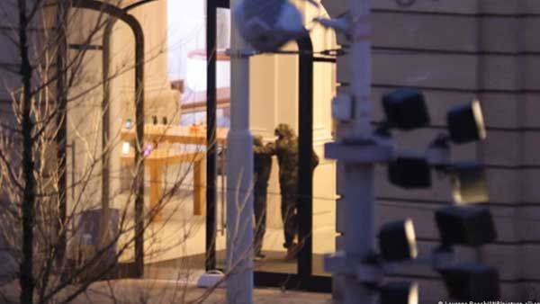 'Hostage situation' at Amsterdam Apple store — reports
